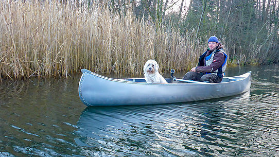 mit Hund im Kanu